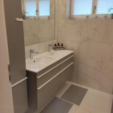 Jasmins Airbnb Lägenhet *