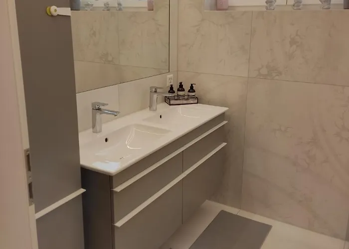 Jasmins Airbnb Lägenhet *